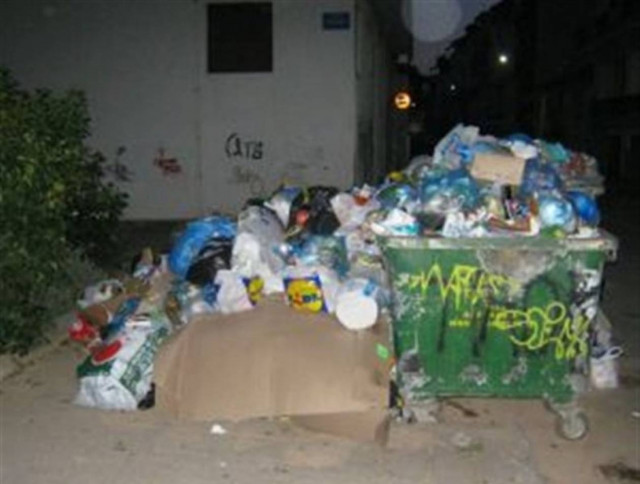 Ξεκίνησαν να μαζεύουν τα σκουπίδια στην Τρίπολη