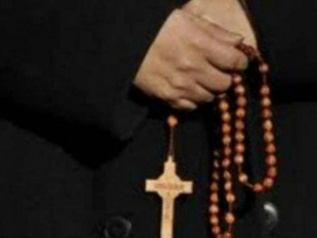 Οι μοναχές κρατούσαν σταυρουδάκια... αλλά ήθελαν κοσμήματα