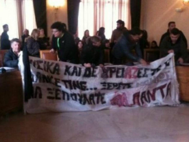 Κρήτη: Έκαναν διαμαρτυρία με μαύρες σημαίες (vid)