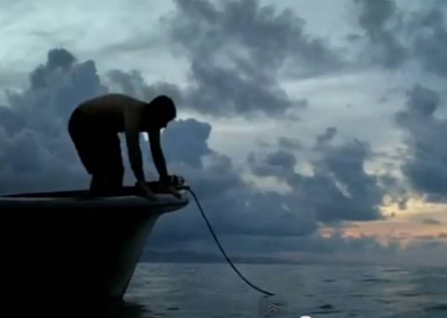 Βίντεο: Πήγε να βουτήξει και…