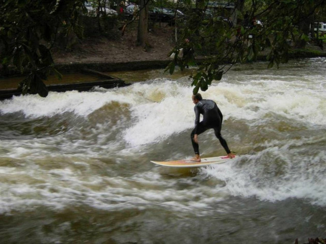 O σέρφερ του Παλαιού Φαλήρου! (pic)