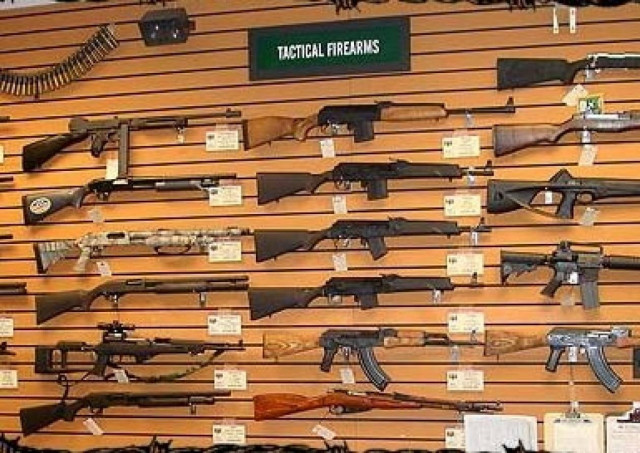 Ανέκδοτο: Σε ένα κατάστημα όπλων...