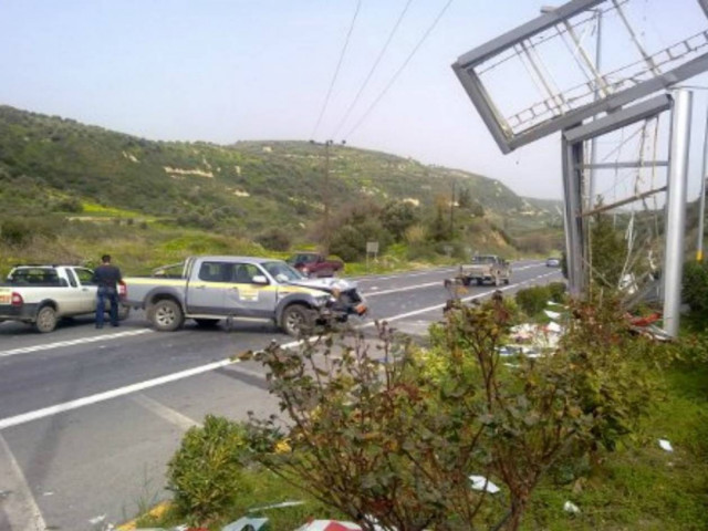 Αυτοκίνητο έπεσε σε ταμπέλα βενζινάδικου - 3 τραυματίες (pics)