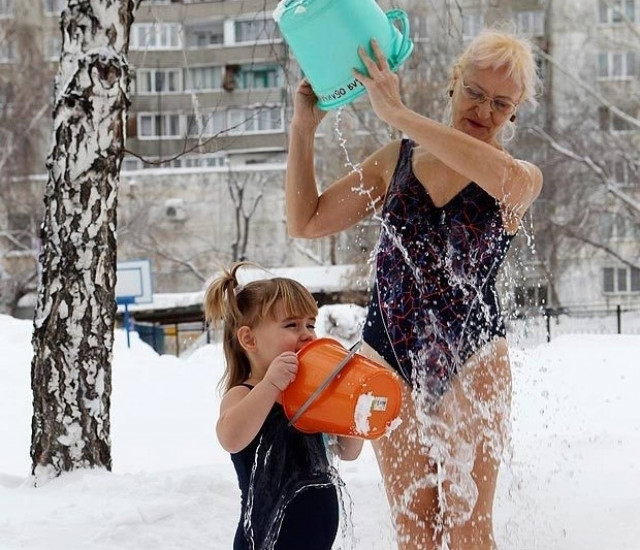 Αν είναι δυνατόν: Αφήνουν τα μωρά στο κρύο για να συνηθίσουν