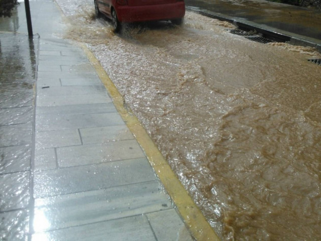 Απίστευτες φωτογραφίες: Τα Βριλήσσια απέκτησαν ποτάμι