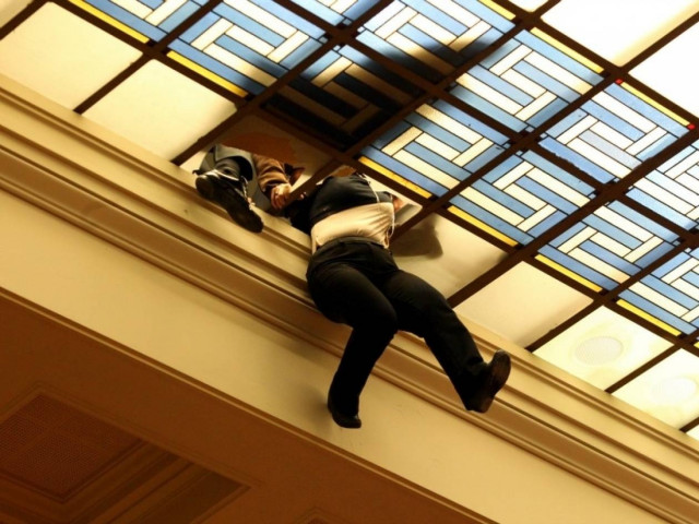 Απίστευτο: Δείτε την υπάλληλο της Βουλής να αιωρείται από τον θόλο