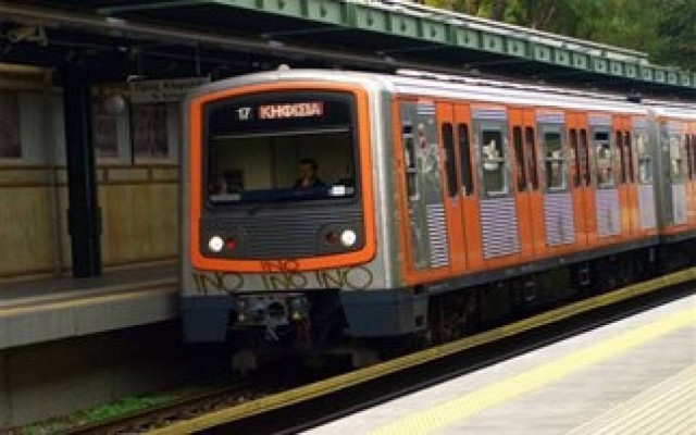 ΠΡΙΝ ΛΙΓΟ: Έπεσε δέντρο στις γραμμές του ηλεκτρικού στο Θησείο