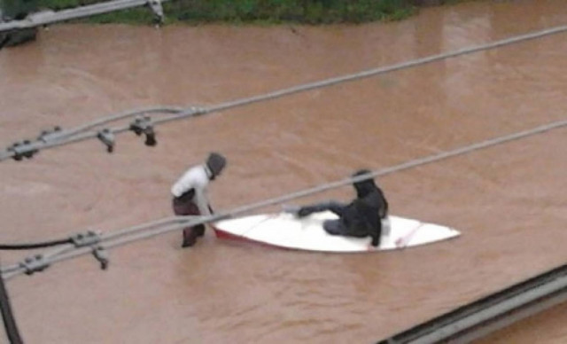 Aπίστευτο: Έβγαλαν κανό στην Αμαρουσίου - Χαλανδρίου