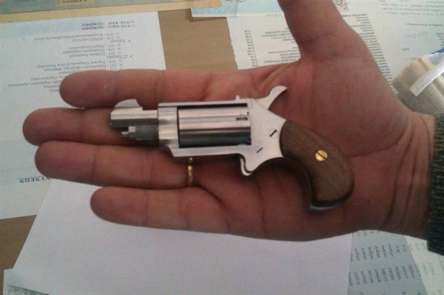 Προσπάθησε να πουλήσει παράνομο όπλο σε αστυνομικό!