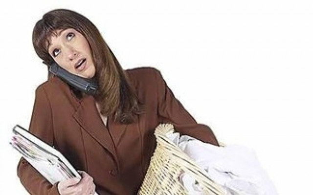 Οι Ελληνίδες φέρνουν περισσότερα χρήματα στο σπίτι