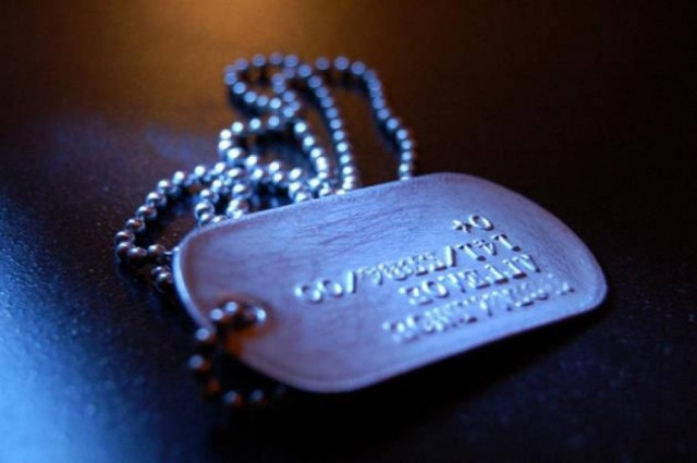 Απίστευτο: Πέταξαν στρατιώτη έξω από το τραίνο!