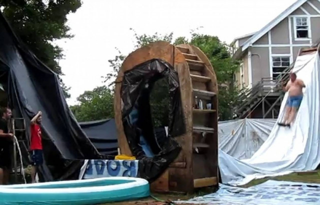 VIDEO: Μια απίθανη σπιτική νεροτσουλήθρα!