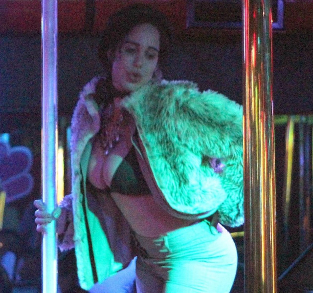 Καταραμένη φτώχεια: Γδύθηκε και πάλι για χάρη των παιδιών της!