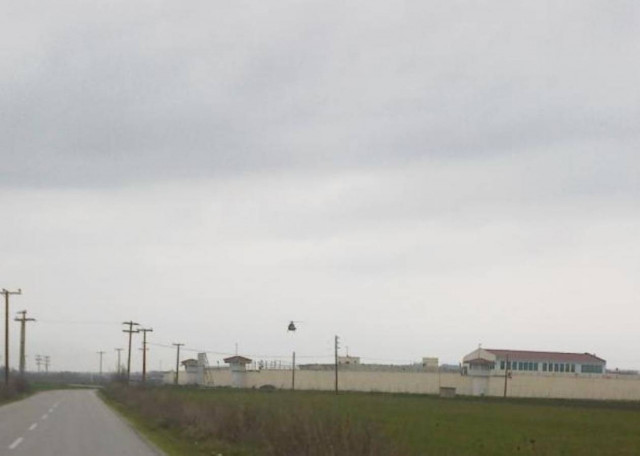 Ψάχνουν να βρουν το σάκο που πρόλαβαν να πετάξουν από το ελικόπτερο