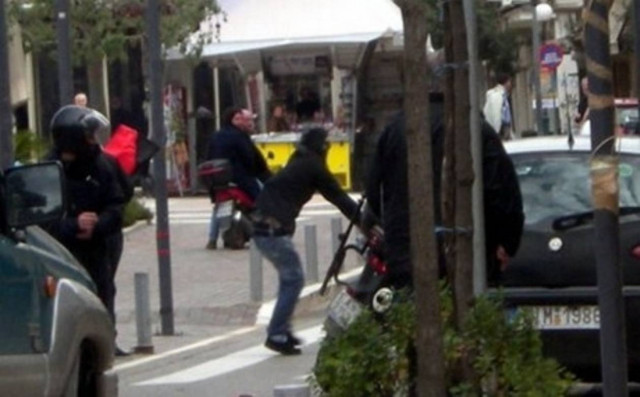 Επιτέθηκαν με ρόπαλα σε αστυνομικούς