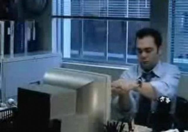 Δείτε τι σκέφτηκε για να ξεγελάσει το αφεντικό του! (βίντεο)