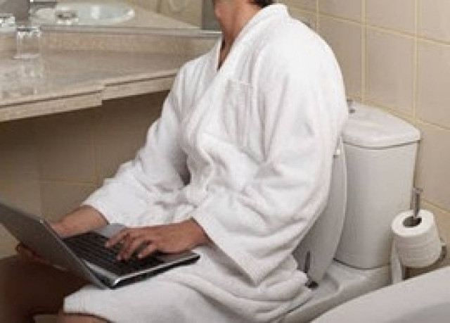 ΑΠΙΣΤΕΥΤΟ: Διάσημος τραγουδιστής αυνανίζεται… μέσω Skype!