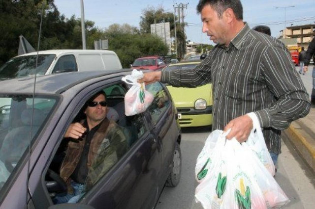 Μοιράζουν στην Αθήνα τις ντομάτες της οργής