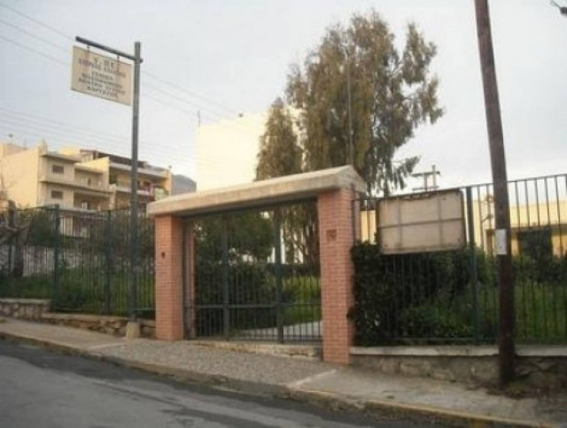 Εύβοια: Τον έβλεπαν να τρέχει, αγκαλιά με το νεκρό πατέρα του