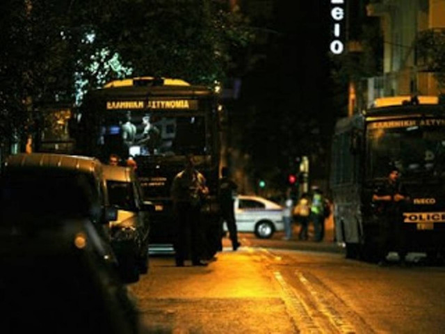 Ένταση στα Εξάρχεια - Μαζικές προσαγωγές