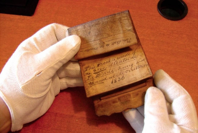 ΣΟΚ: Ανακάλυψαν πορτοφόλι από δέρμα μανιακού δολοφόνου! (pics)