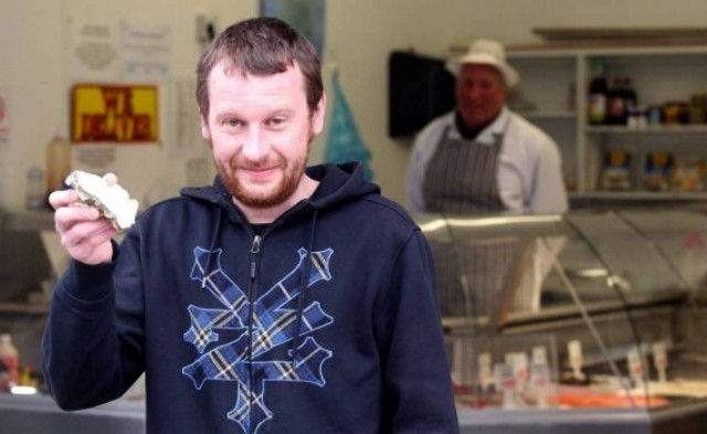 Απίστευτη τύχη: Δείτε τι βρήκε μέσα σε ένα στρείδι!