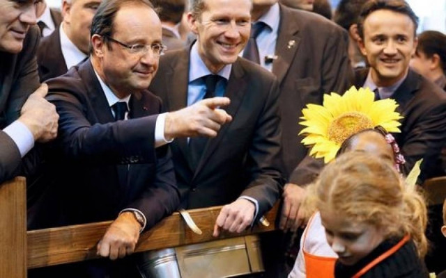 Βίντεο: Ο πιτσιρίκος που έφερε σε δύσκολη θέση τον Ολάντ