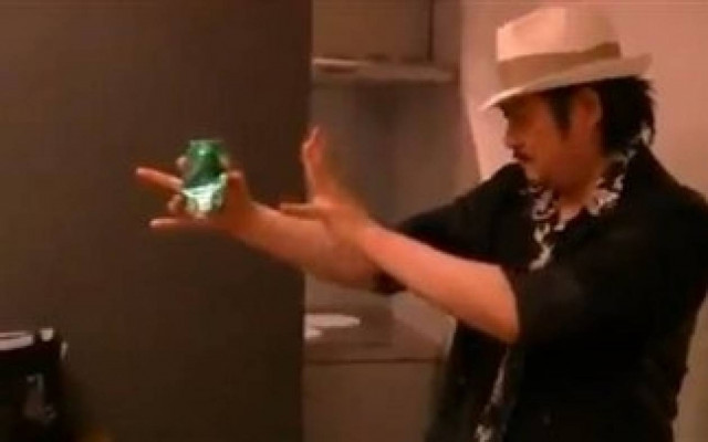 Βίντεο: Εσείς μπορείτε να εξηγήσετε αυτό το απίθανο κόλπο;