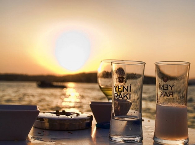 Το τουρκικό ούζο «Γιενί Ρακί» στα ελληνικά νησιά