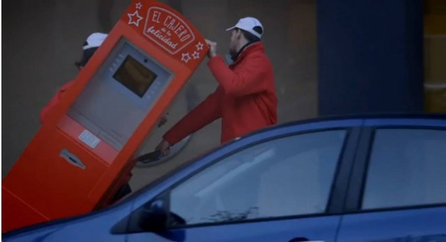 Το ATM που δίνει λεφτά, δωρεάν, με έναν όρο...