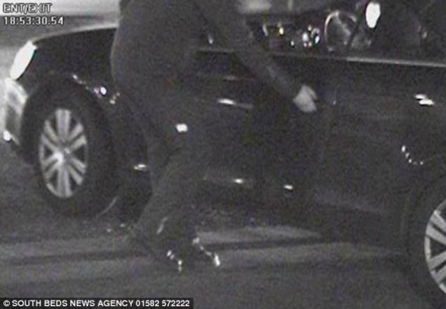 Η σοκαριστική στιγμή που άνδρας μπαίνει με μαχαίρι στο αμάξι γυναίκας