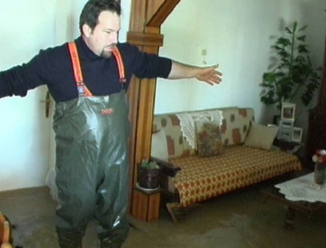 Βίντεο: Μετέφερε με στρώμα τους γονείς του για να μην πνιγούν