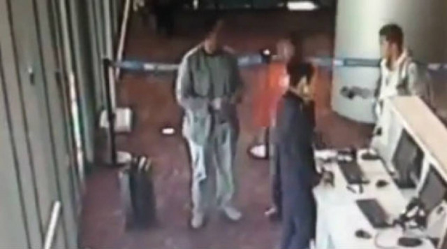 Απίστευτο: Δείτε τι έκανε επειδή έχασε την πτήση του! (vid)