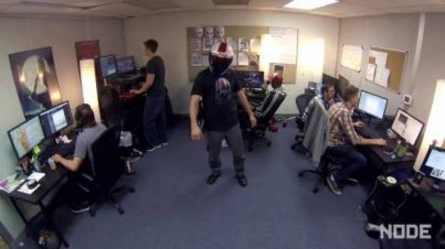 Κορυφαίο βίντεο: Βαρέθηκε το Harlem Shake και του... έσπασε τα μούτρα