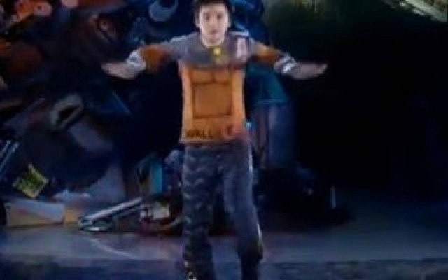 Βίντεο: Καλύτερος κι από πραγματικό ρομπότ