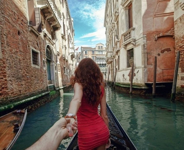 Απίθανες φώτο: Το ζευγάρι που έκανε το γύρο του κόσμου χέρι-χέρι