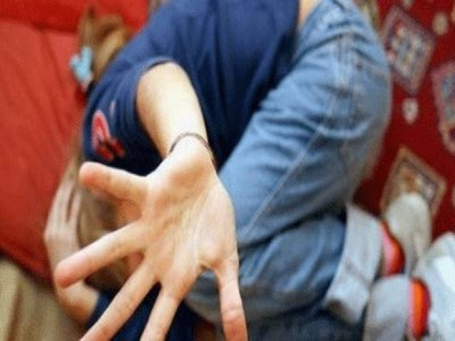 ΣΟΚ: Πατέρας βίαζε τον γιο του και αναρτούσε υλικό στο διαδίκτυο