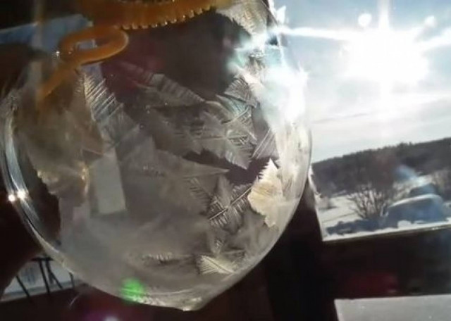 Δείτε τι γίνεται αν κάνεις σαπουνόφουσκα στους -30 βαθμούς