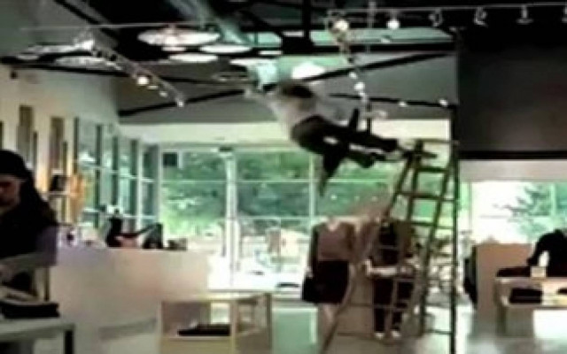 Βίντεο: Τα πιο επίπονα και ξεκαρδιστικά ατυχήματα με σκάλα