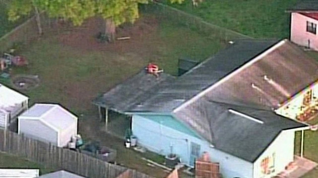 ΣΟΚ: Τον κατάπιε μια τεράστια τρύπα την ώρα που κοιμόταν στο σπίτι του