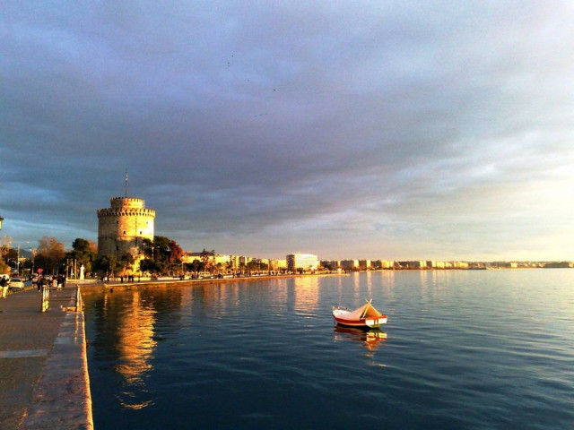 Θεσσαλονίκη: Έπεσε στη θάλασσα μαζί με το δίκυκλό του