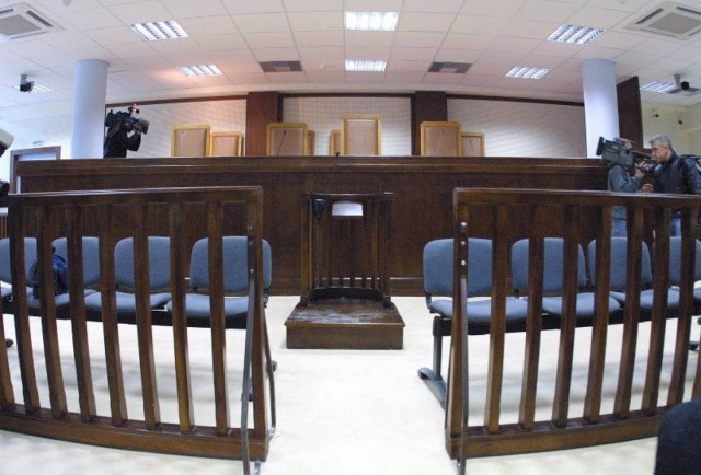 Στο εδώλιο πατέρας και γιος για το βιασμό και το φόνο 85χρονης