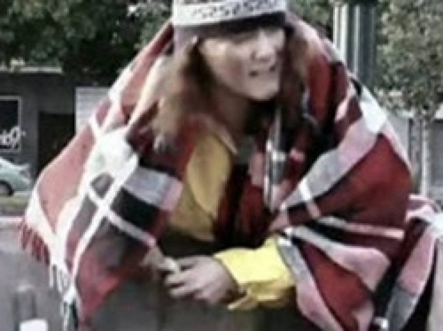 Βίντεο: Στα σκουπίδια ψάχνει για φαγητό γνωστή Ελληνίδα κωμικός!