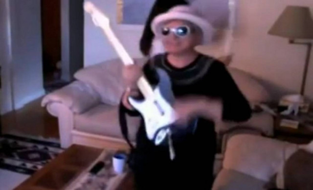 Η Ελληνίδα γιαγιά που σαρώνει στο διαδίκτυο χορεύοντας Harlem Shake