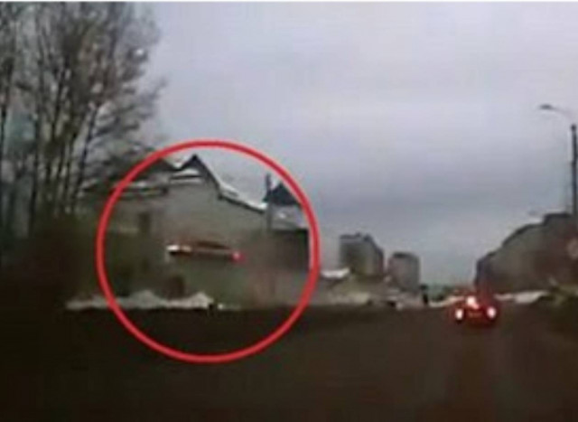 Bίντεο: Αυτοκίνητο πέταξε μπροστά στα μάτια τους!