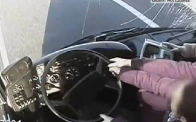 Πήραν το τιμόνι από λιπόθυμο οδηγό και έσωσαν λεωφορείο