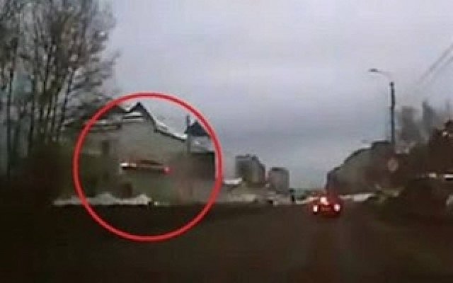 Βίντεο: Και ξαφνικά... ένα αυτοκίνητο πέταξε μπροστά τους!