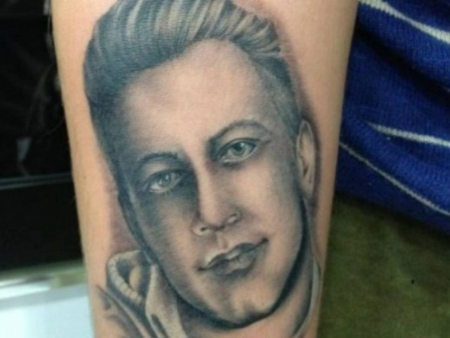 Ελληνίδα ηθοποιός έκανε τατουάζ το πρόσωπο του άνδρα της
