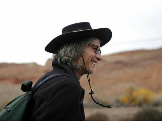 Βίντεο: Ζει σε σπηλιές από το 2001