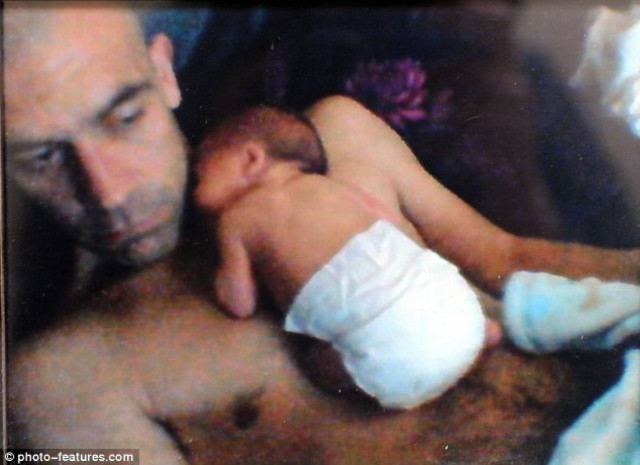 ΣΟΚ: Βρέφος πέθανε από ένα... φιλί που του έδωσε ο πατέρας του